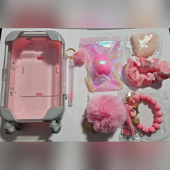 Mini makeup suitcase with accessories inside - Picture 3 of 3